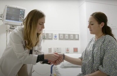 Кодирование Аквилонг в Вольске Врач держит пациентку за руку